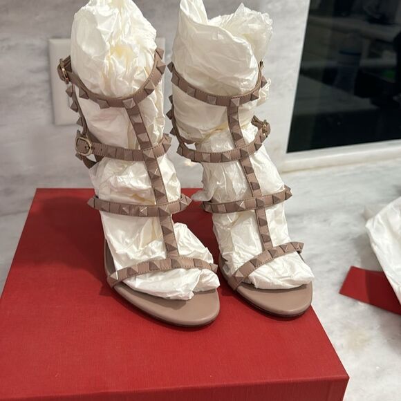 Valentino Garavani Poudre tan nude blush Rockstud T-Strap Sandal tonal heels 38 - Picture 6 of 15